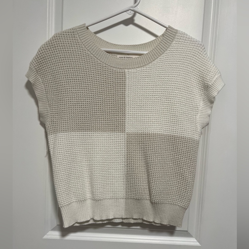 ✨🛍️ 4️⃣ for $2️⃣5️⃣ 💖 Moon & Madison Two Tone Knit Pullover
